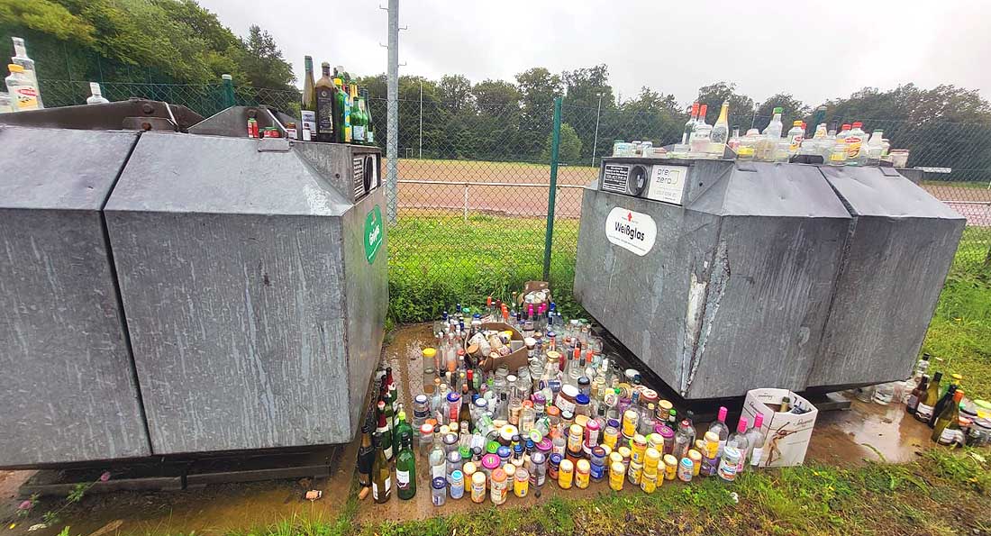 Überfüllte Glascontainer am Booser Sportplatz