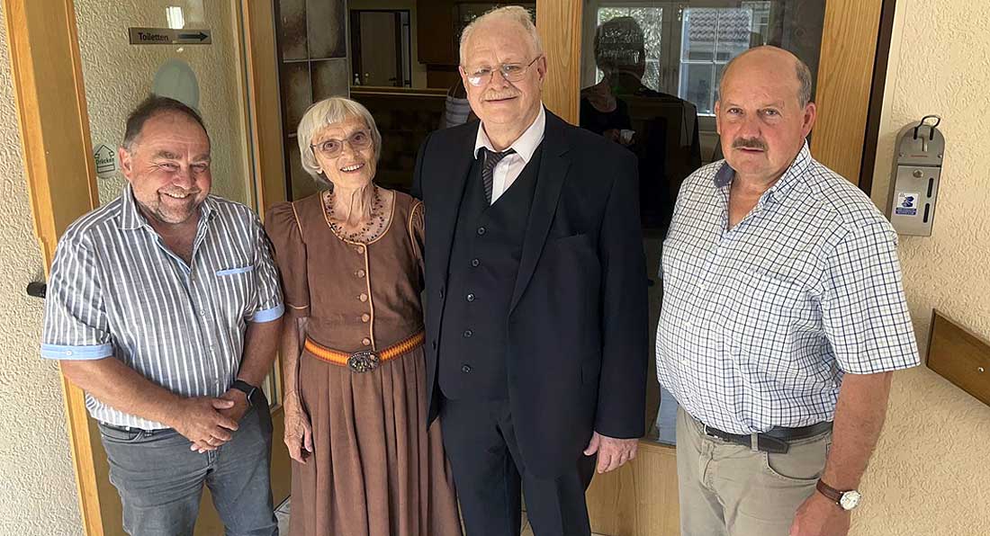 Eheleute Heide und Herbert Schmitt mit Verbandsbürgermeister Alfred Schomisch (links) und Beigeordneten Edmund Röser