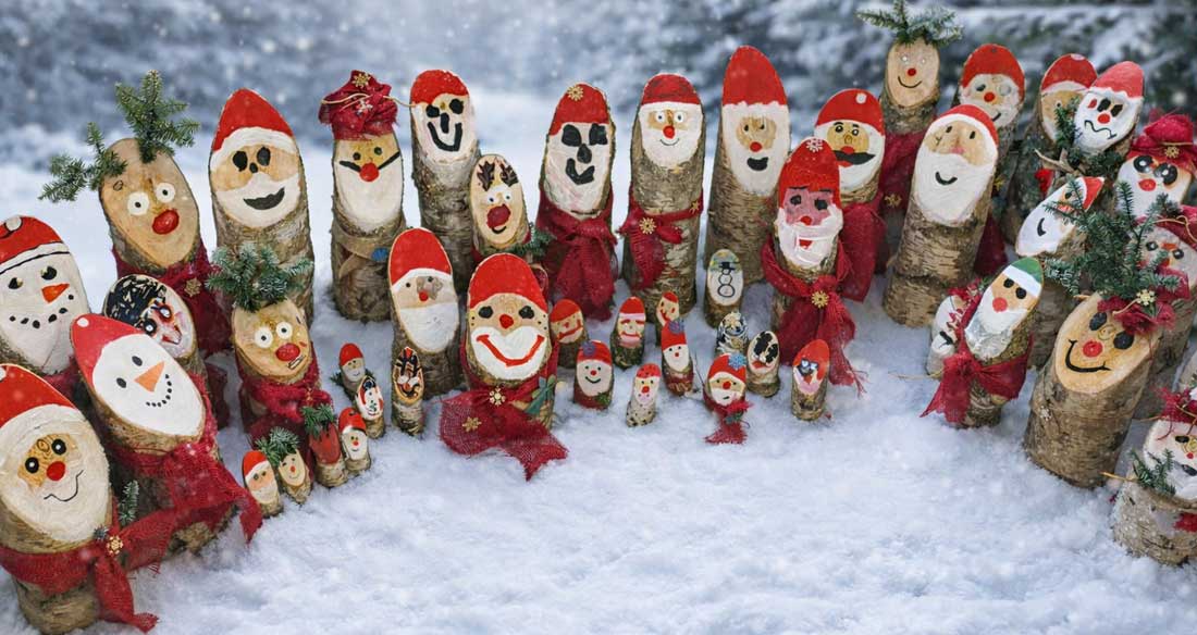 das Bild zeigt die von den Kindern gebastelten Nikoläuse und Weihnachtsmänner