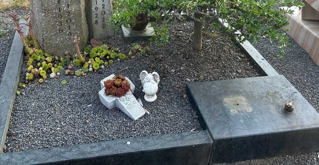 Entwendete Grablampen auf dem Booser Friedhof | © Boos-Eifel.de | Foto: Heidi Schneider Entwendete Grablampen auf dem Booser Friedhof